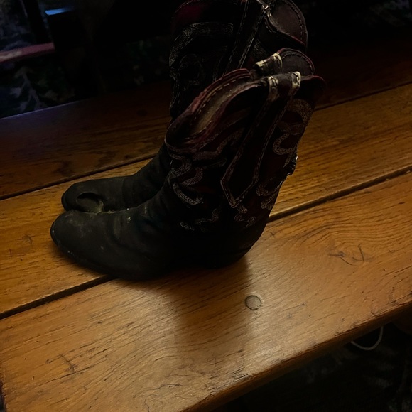 Little lived in look ceramic cowboy boots. Adorable - Picture 4 of 4